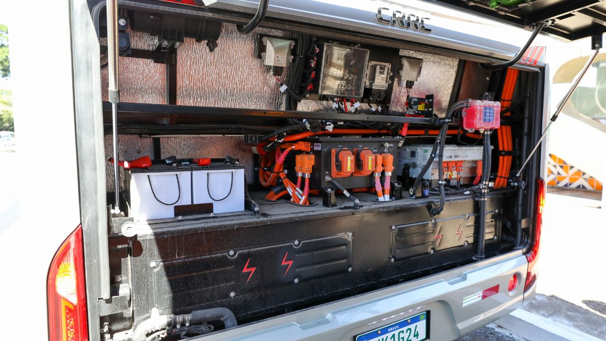 O motor elétrico representa a principal diferença tecnológica dos ônibus de nova geração, com menos peças móveis, menor manutenção e maior eficiência energética em relação aos modelos a diesel (Foto: Paulo H. Carvalho, Agência Brasília)