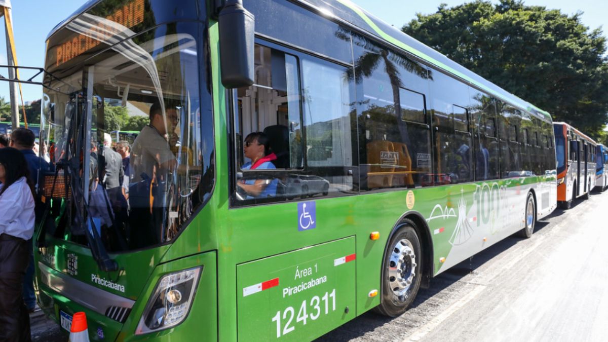 Os novos veículos, operados pela Viação Piracicabana, trazem conforto com ar-condicionado, Wi-Fi e zero poluição sonora para os passageiros. Paulo H. Carvalho/Agência Brasília