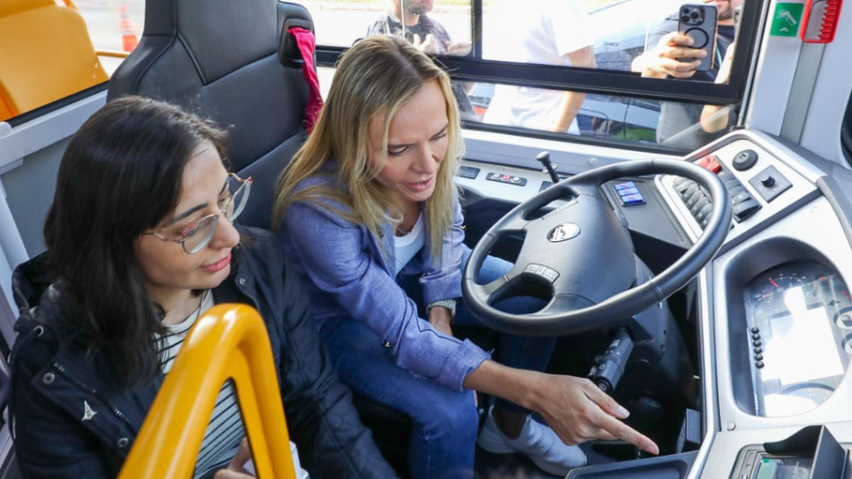 A cabine moderna e ergonômica reflete o investimento em tecnologia e conforto tanto para o motorista quanto para os passageiros. Paulo H. Carvalho/Agência Brasília