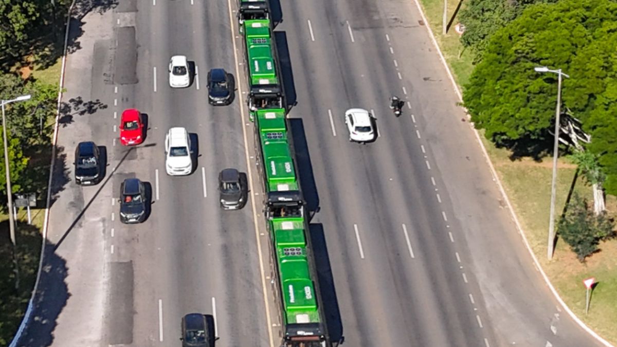 A circulação dos ônibus sustentáveis reforça o movimento de eletrificação nas frotas urbanas, seguindo a tendência de grandes metrópoles como São Paulo. Paulo H. Carvalho/Agência Brasília