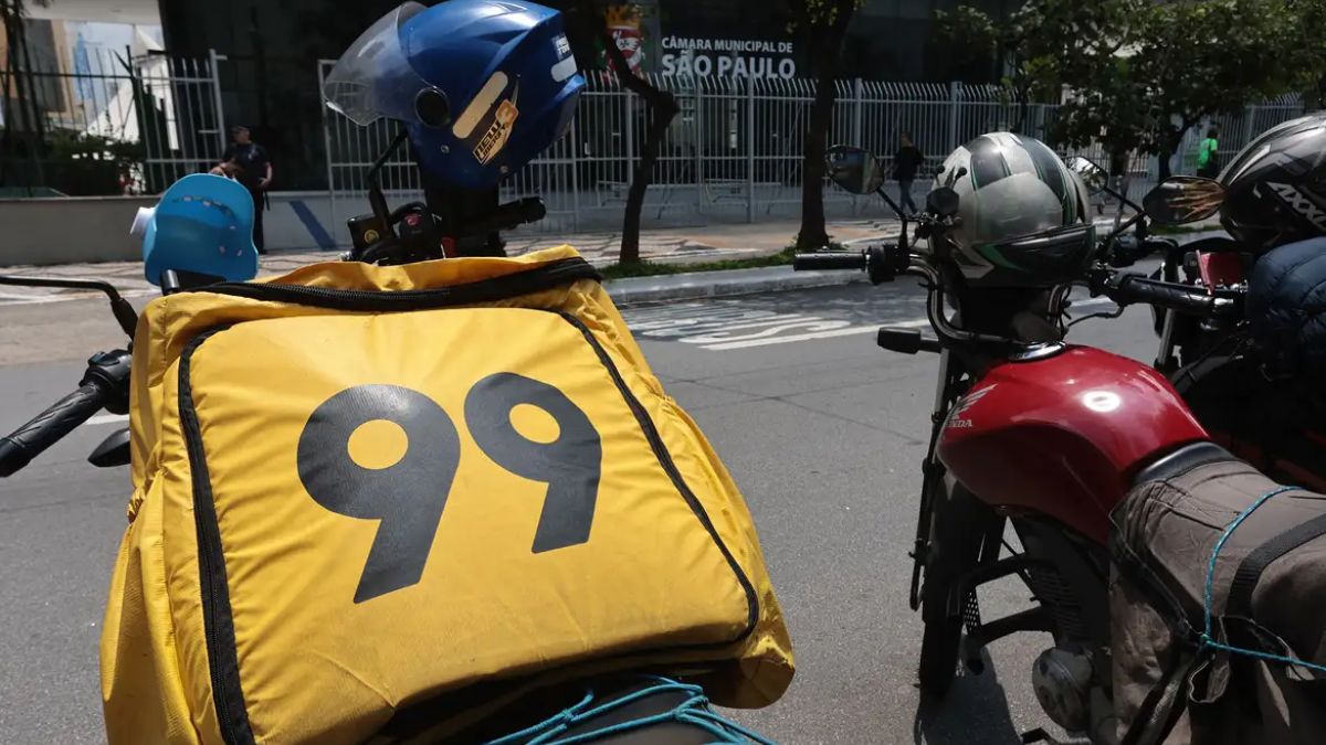 Em São Paulo, a busca por autonomia no transporte e entregas reflete a realidade de 25 milhões de brasileiros que vivem sem salário fixo. Paulo Pinto/Agência Brasil