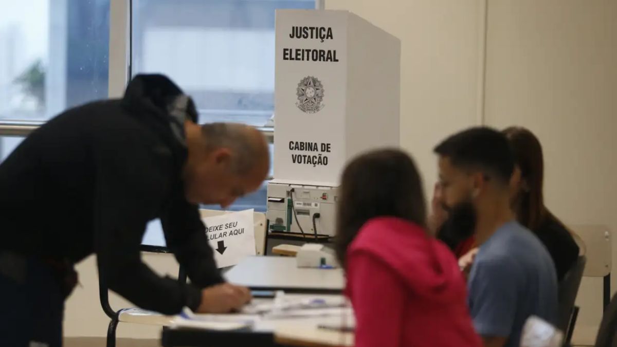 A legislação busca garantir que o eleitor chegue à cabina livre de influências de propagandas pagas em rádio ou TV antes do prazo. Paulo Pinto/Agência Brasil