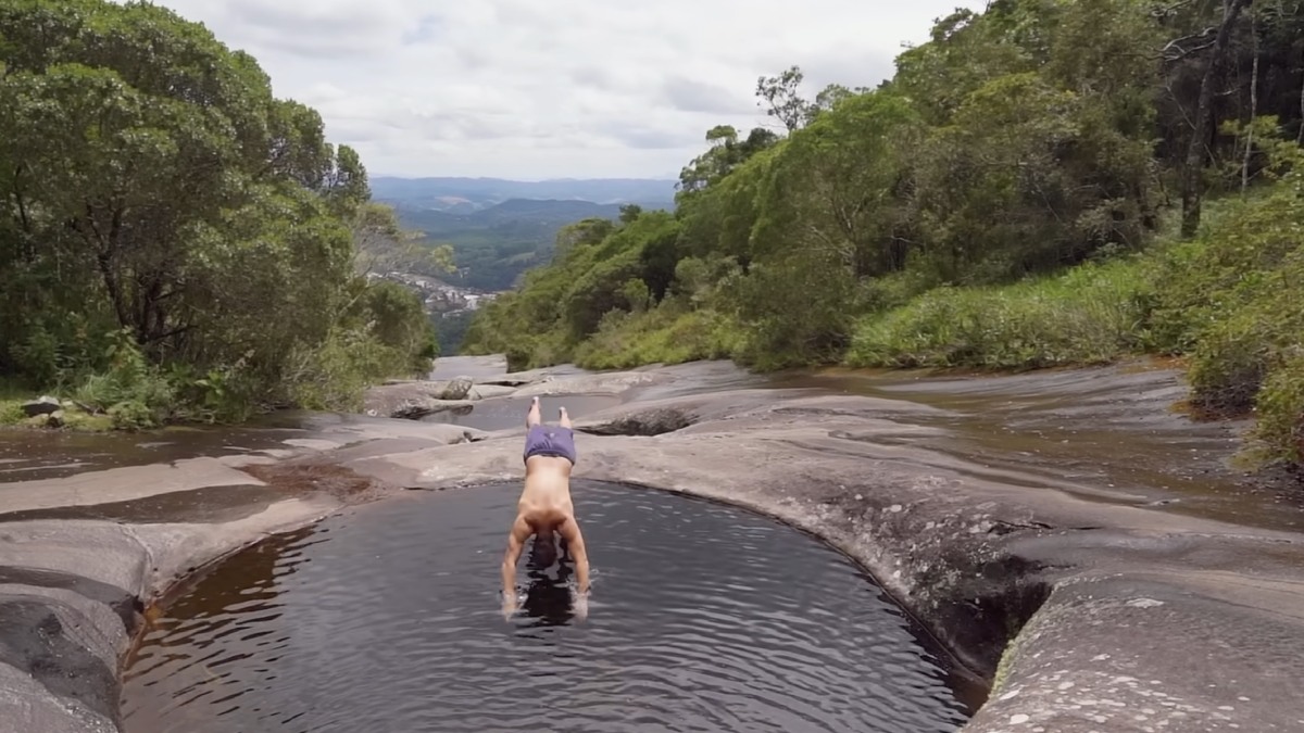 Pedra Azul: formação rochosa que muda de cor ao longo do dia domina a paisagem e atrai visitantes em busca de natureza e charme. Foto: Reprodução/YT