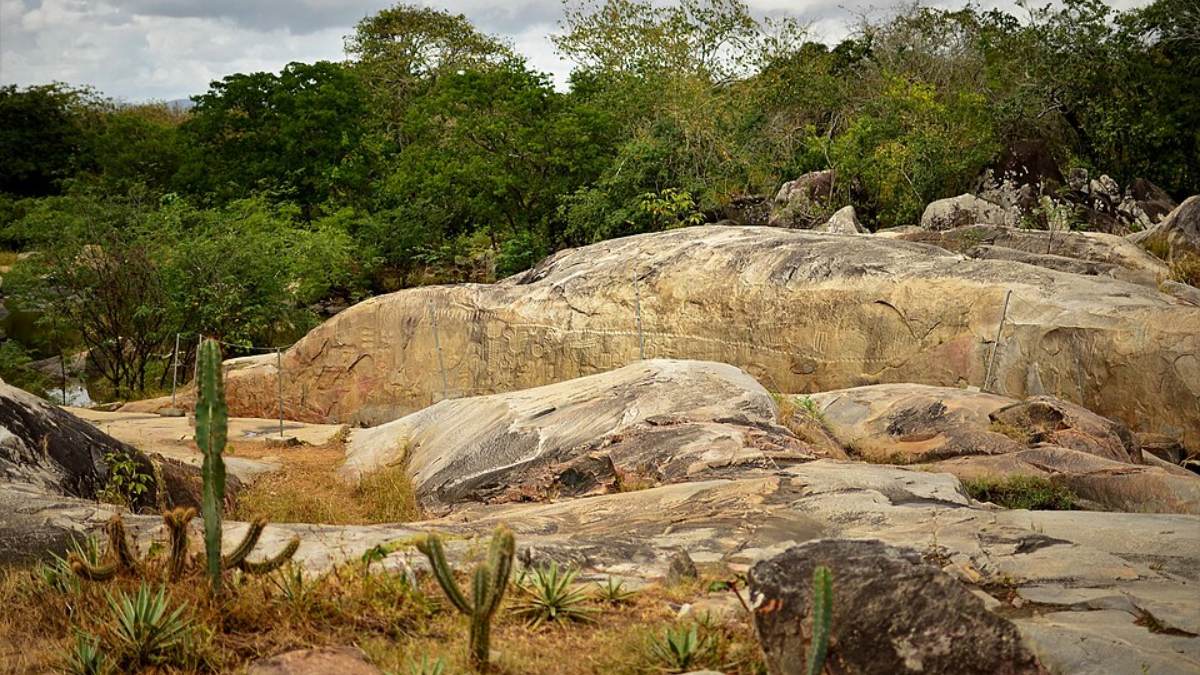 3. Sítio Arqueológico Itacoatiaras do Rio Ingá - Pedra do Ingá (Foto: Rogerio121402/Wikimedia Commons)