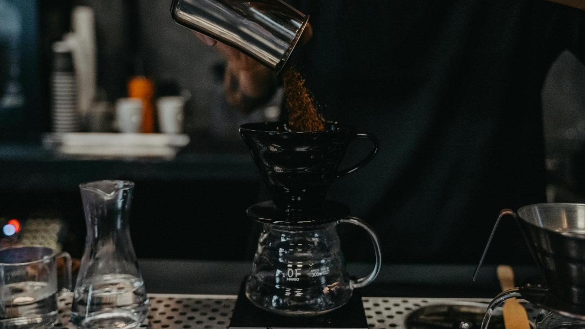 Pesquisa revelou que a cafeína atua em regiões do cérebro afetadas por noites mal dormidas (Foto: Pexels)