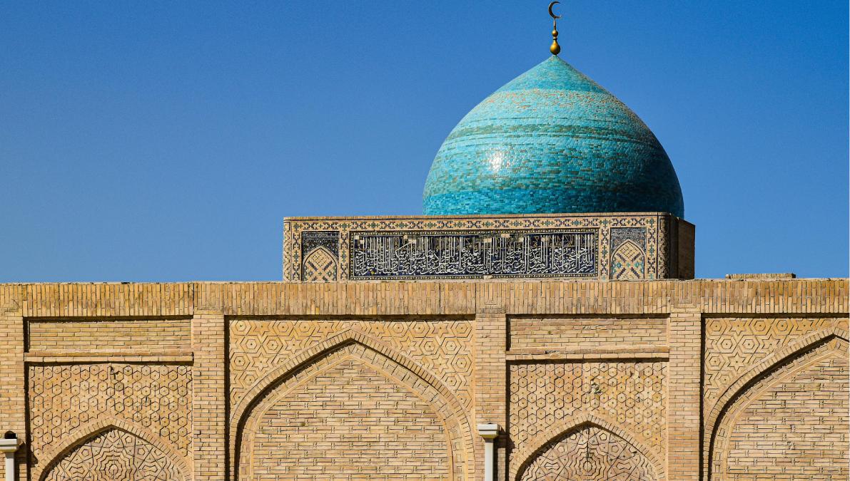 Arquitetura milenar: os impressionantes portais e mosaicos em tons de azul e turquesa marcam a identidade visual da região. Foto: Pexels