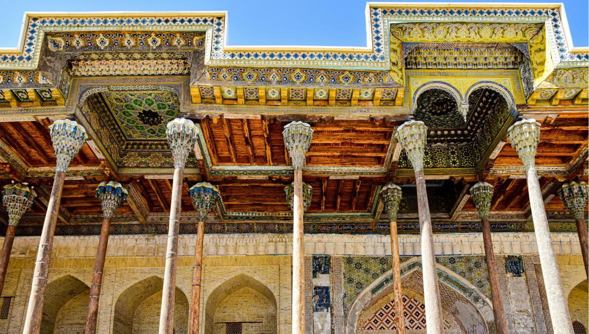 Arte em tijolos: detalhes entalhados à mão revelam a maestria de artesãos e ceramistas que atravessou gerações. Foto: Pexels