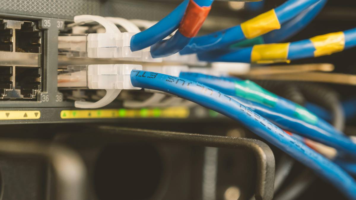 Modems e Roteadores: Mesmo os de fibra óptica podem ser danificados, pois o surto pode viajar tanto pela rede elétrica quanto pelos cabos de dados.