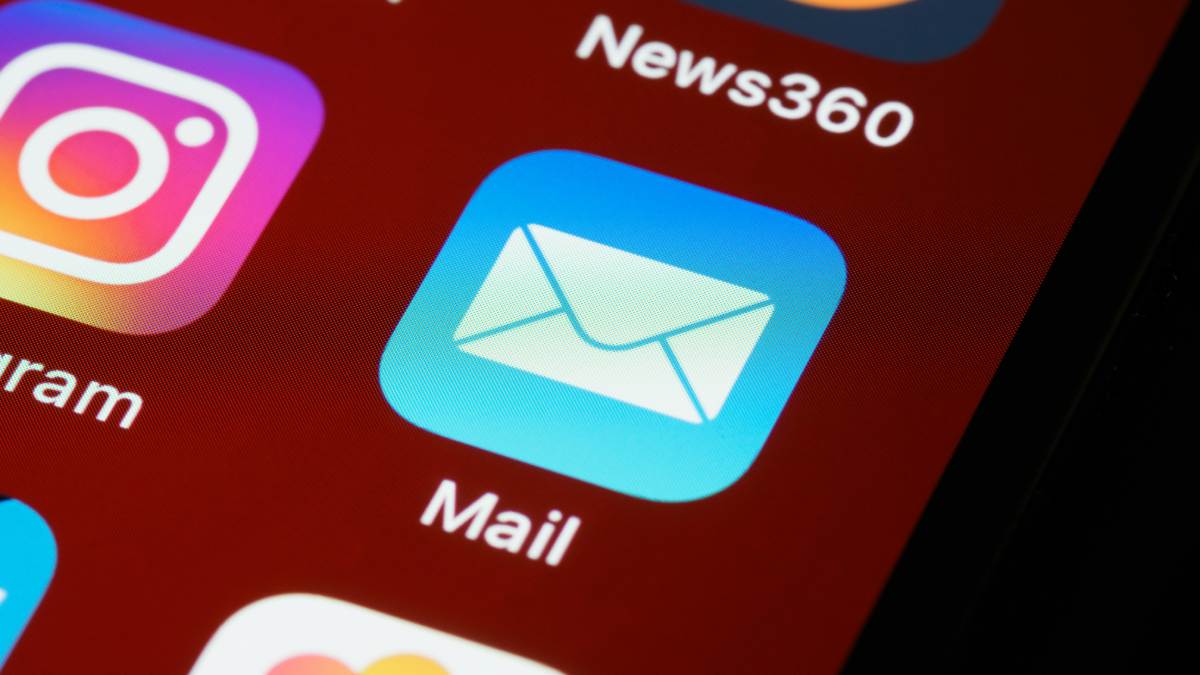 Cheque o e-mail: Grandes escritórios usam e-mails próprios (ex: contato@escritorio.com.br). Desconfie de endereços genéricos de provedores gratuitos.