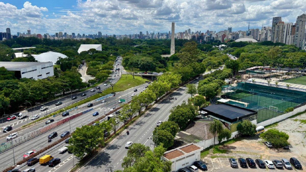 Espaços amplos e arborizados se destacam como refúgio em meio à rotina intensa da cidade. Foto: Pexels