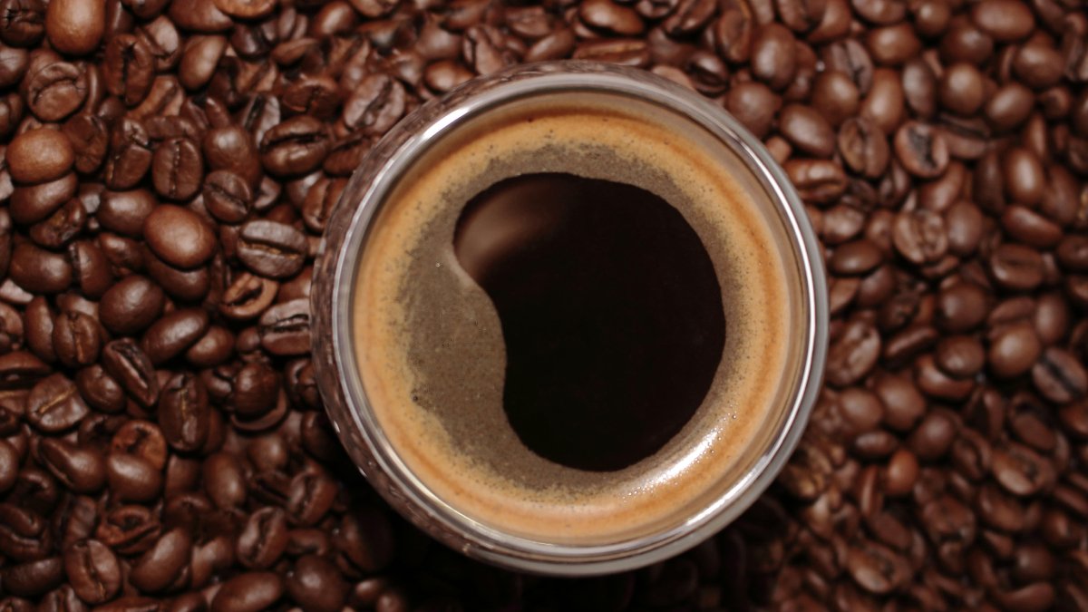 Café pode ir além da energia e ajudar na recuperação cognitiva após poucas horas de descanso (Foto: Pexels)