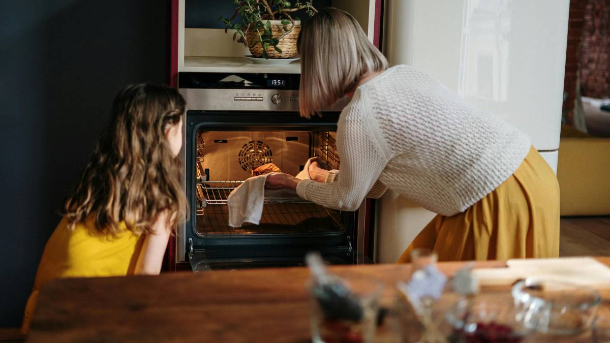 Além de deformar, derreter ou danificar esses materiais, o mau uso pode virar um problema de segurança na cozinha. (Fotos: Pexels)