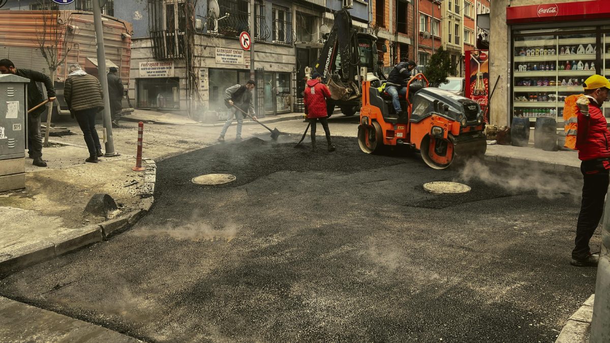 Economia circular na prática: caroços de azeitona e restos de madeira ganham nova vida nas ruas espanholas. Foto: Pexels