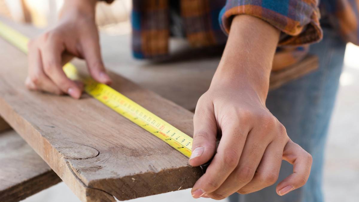 Você já reparou nestes pequenos diamantes pretos na sua trena? Muita gente acha que é erro de impressão ou apenas enfeite, mas eles escondem um segredo da engenharia que economiza milhares de reais em grandes obras. Deslize para entender!