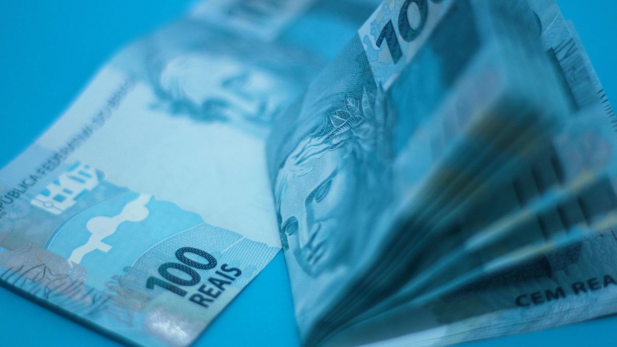 Com juros altos no Brasil, fortuna da Mega-Sena poderia garantir renda mensal superior a meio milhão de reais (Foto: Pexels)