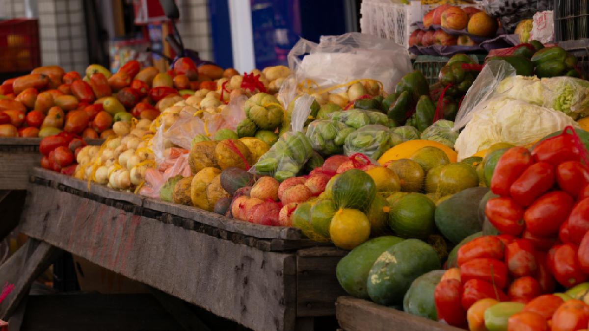 Colorir o prato com uma grande variedade de legumes e verduras garante os nutrientes essenciais para o dia a dia. Foto: Pexels