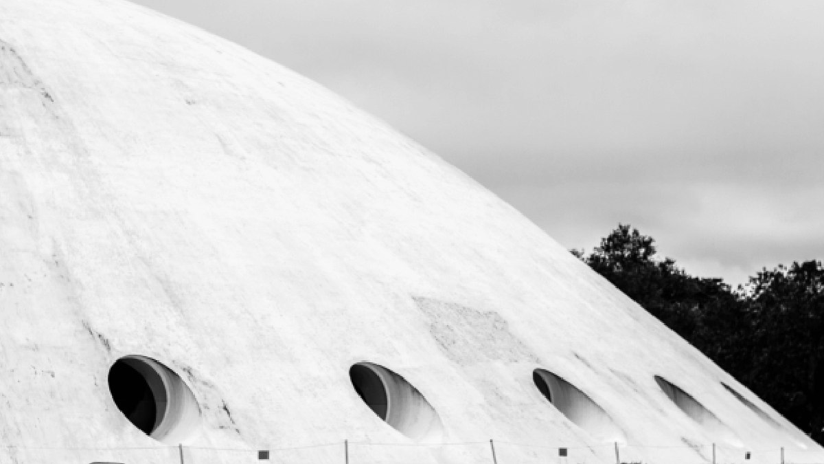 Arquitetura moderna integrada à natureza cria cenários icônicos para passeios ao ar livre. Foto: Pexels