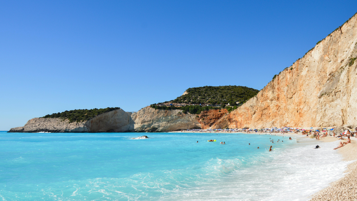 2- Escondida entre falésias na ilha de Kefalônia, Fteri Beach impressiona pelas águas cristalinas e pelo visual quase intocado (Foto: Pexels)