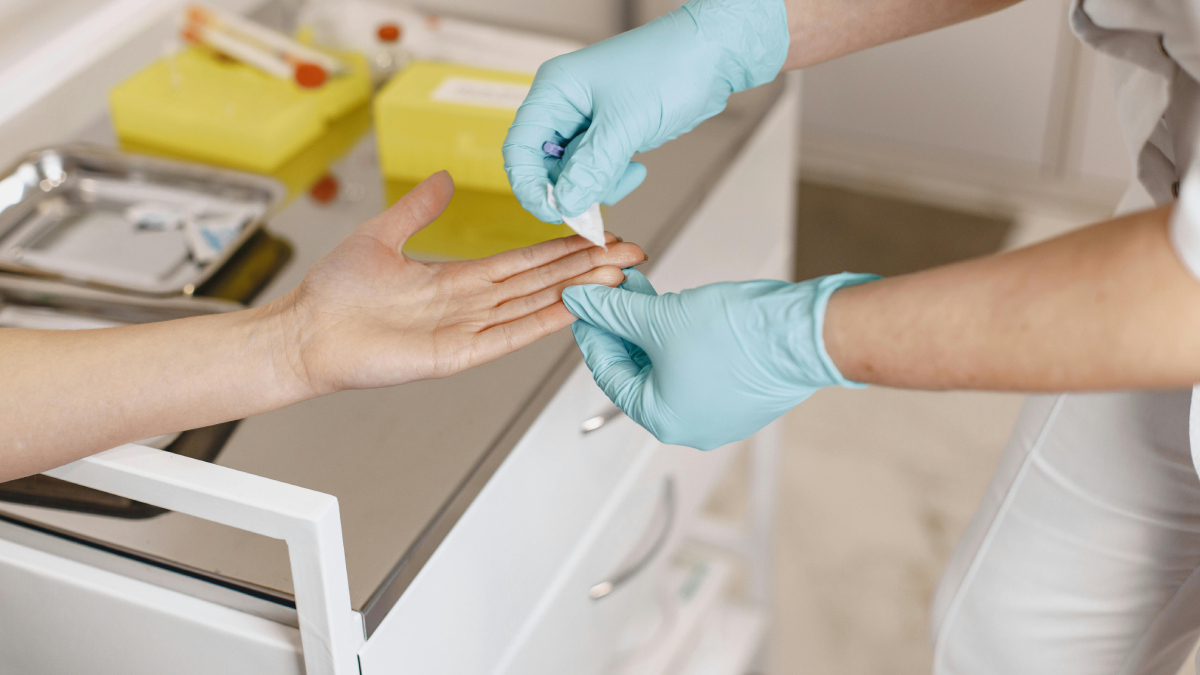 Especialistas alertam que mudanças no corpo podem indicar alteração nos níveis de glicose