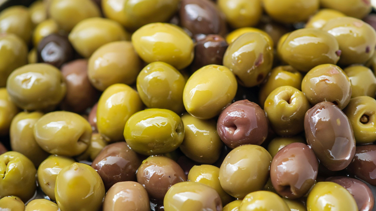 Além das frutas, a oliveira chama atenção pelo tronco escultural e folhas prateadas (Foto: Pexels)