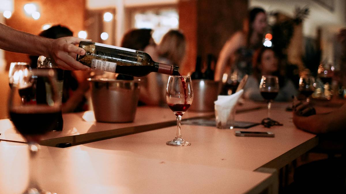 De acordo com o Procon, a cobrança não é considerada abusiva, desde que o cliente seja informado de maneira clara e prévia. Foto: Pexels/Helena Lopes
