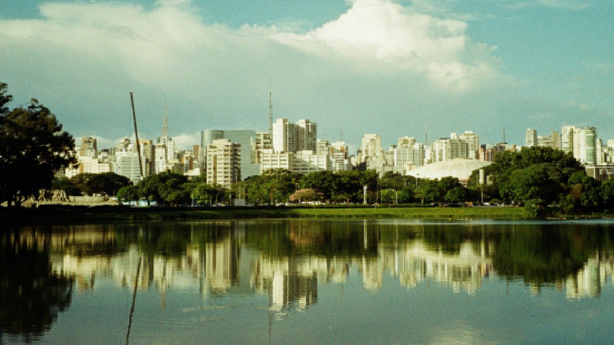 Lagos e áreas abertas proporcionam paisagens ideais para contemplação e fotografia. Foto: Pexels
