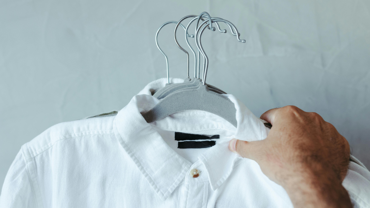 Truque doméstico barato ajuda a recuperar roupas manchadas por água sanitária (Foto: Pexels)