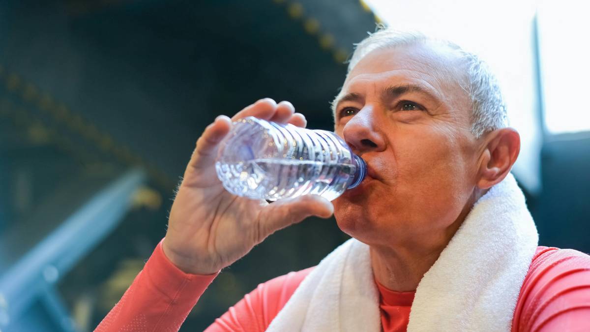 Atenção aos idosos: A percepção de sede diminui com a idade, por isso eles precisam de lembretes constantes para beber água.
