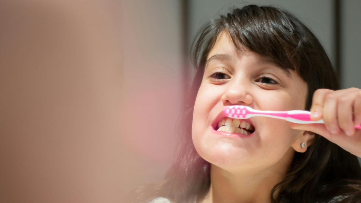 Escovação correta e visitas ao dentista estão entre os principais focos do Julho Neon (Foto: Pexels)