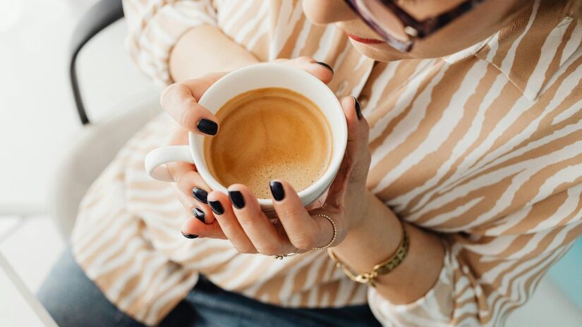Quando o café é consumido junto ou logo após a refeição, alguns compostos da bebida interferem na absorção de minerais