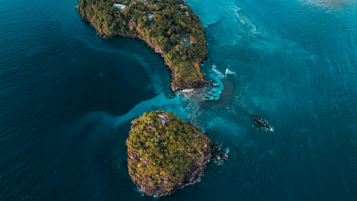 Cercada por coqueiros e águas calmas, East Beach é símbolo de luxo, tranquilidade e natureza preservada nas Fiji (Foto: Pexels)