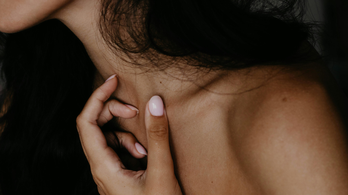 Pesquisa revela como o cérebro controla o impulso de continuar se coçando (Foto: Pexels)