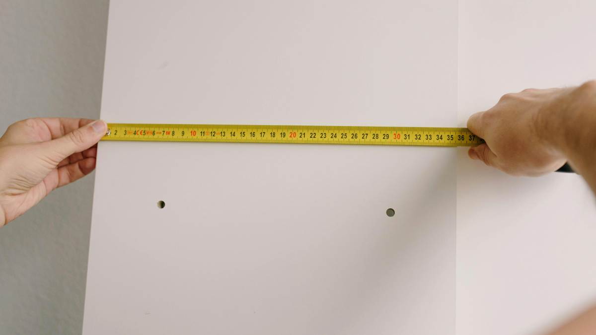 Por que dividir por 5 e não por 6? Ao usar o espaçamento dos losangos (19,2 polegadas), você economiza exatamente um suporte a cada 2,4 metros de parede. Em uma obra grande, isso significa menos material e menos custo, sem perder a segurança da estrutura!