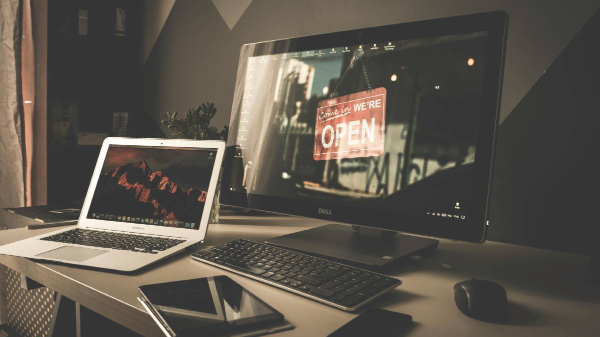 Computadores e Notebooks: Os microprocessadores não toleram picos de energia. Se o notebook estiver carregando na tomada, o risco é o mesmo de um desktop.