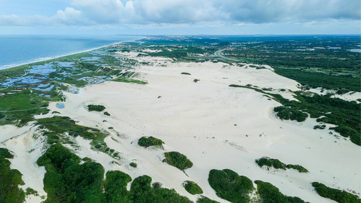 As ruas de areia reforçam o clima rústico e tranquilo do destino
