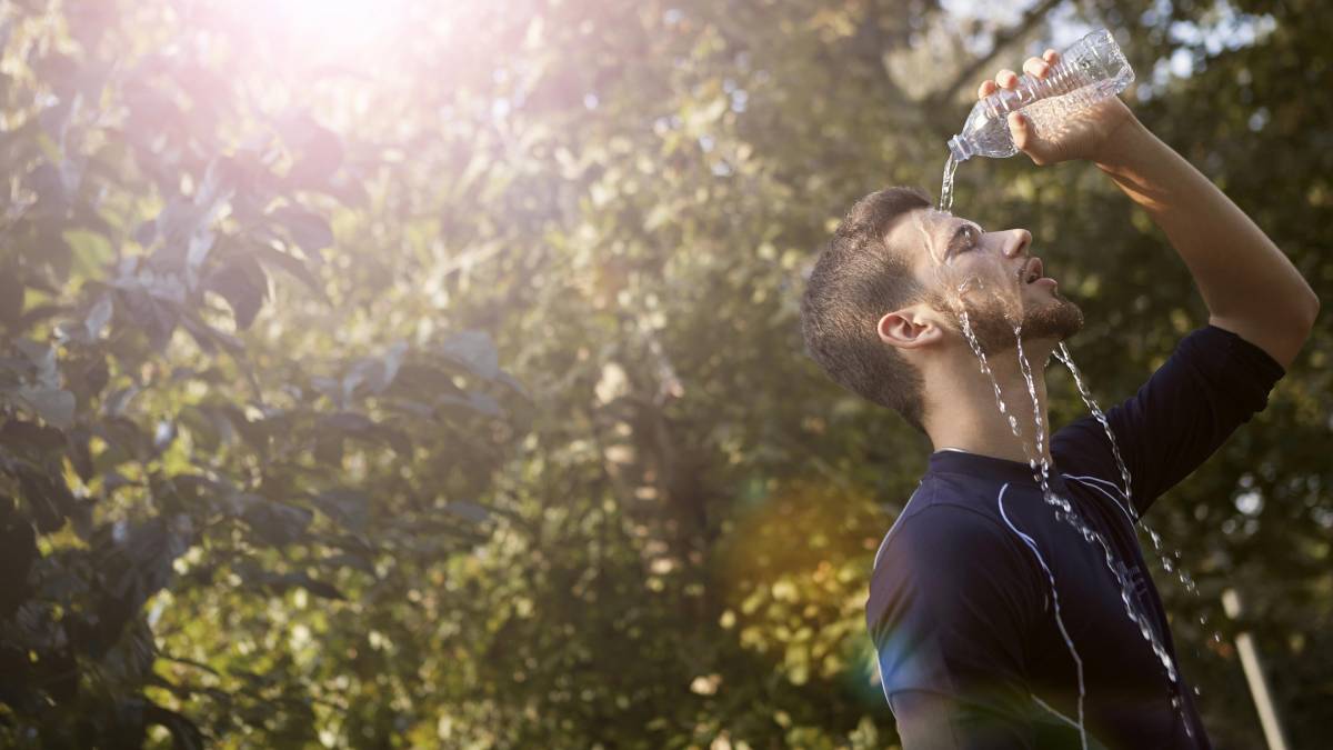 Ambiente e atividade: Dias quentes, altitudes elevadas ou exercícios intensos exigem um reforço extra antes mesmo de você sentir vontade.