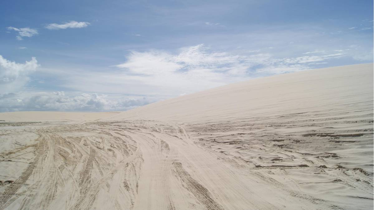 O acesso por dunas em veículos 4x4 já é parte da aventura