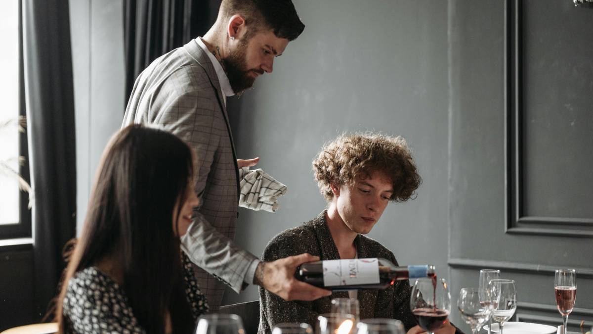 Para garantir uma experiência agradável, especialistas sugerem algumas regras de bom senso e etiqueta que tornam o uso da taxa de rolha mais harmonioso. Foto: Pexels/Pavel Danilyuk