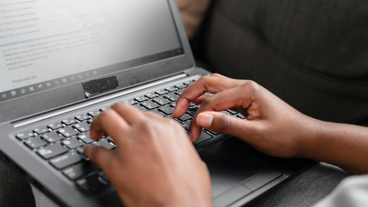 Avaliar o processador e a quantidade de memória RAM ajuda a garantir um computador rápido e sem travamentos no dia a dia. Foto: Pexels