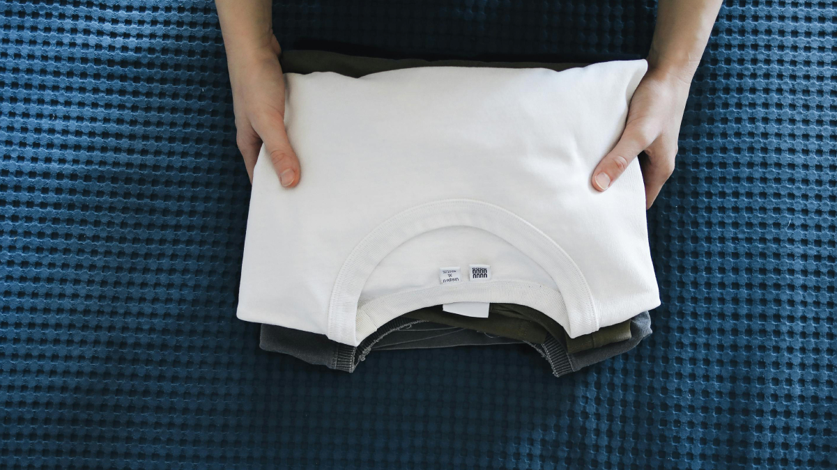 Agir rápido é uma das principais dicas para salvar roupas atingidas por água sanitária (Foto: Pexels)