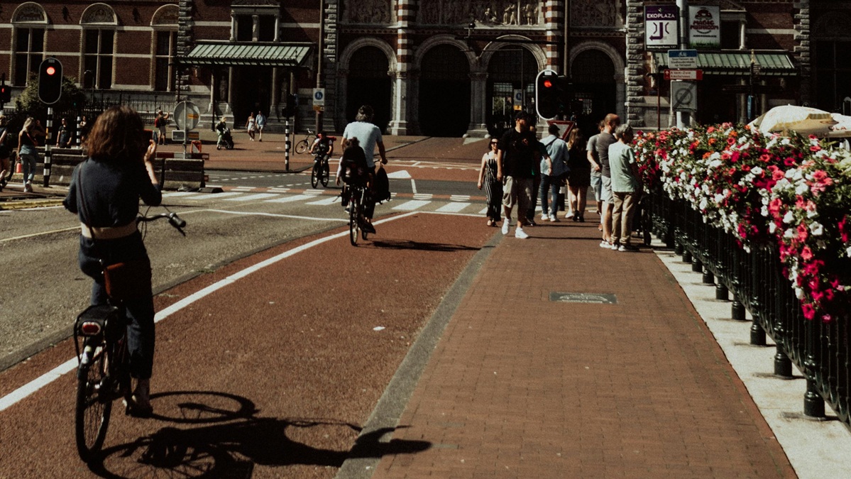 As autoridades começaram a construir ciclovias segregadas e cruzamentos protegidos/Raymond Petrik/Pexels