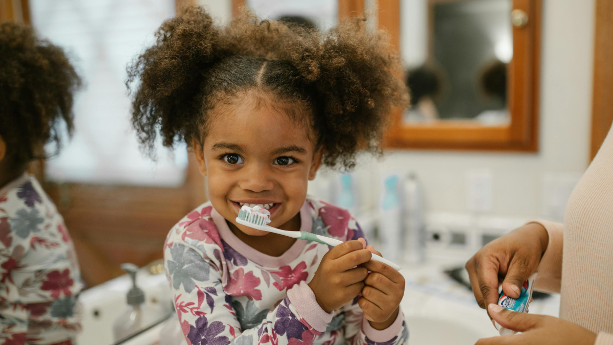 Julho Neon vai promover ações educativas e incentivar cuidados básicos com os dentes em todo o país (Foto: Pexels)
