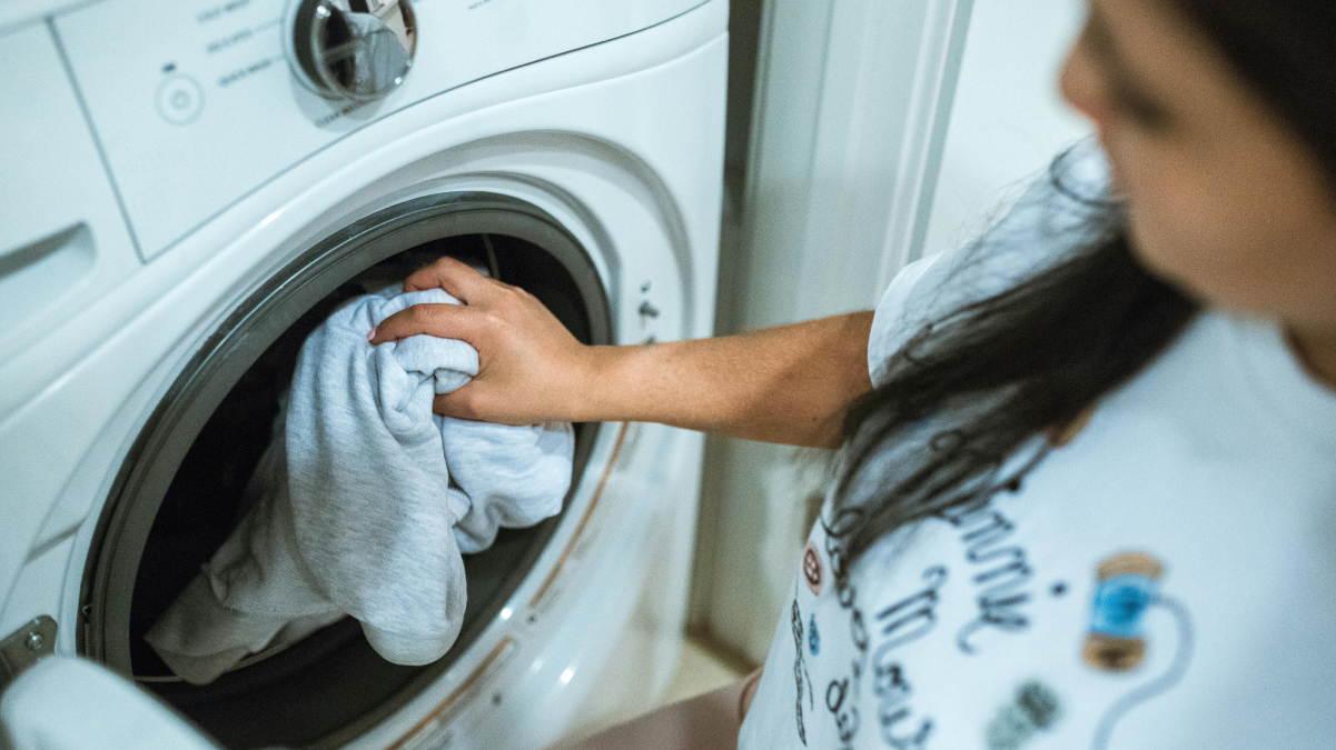Veja como agir rápido para evitar que a água sanitária destrua suas roupas favoritas (Foto: Pexels)