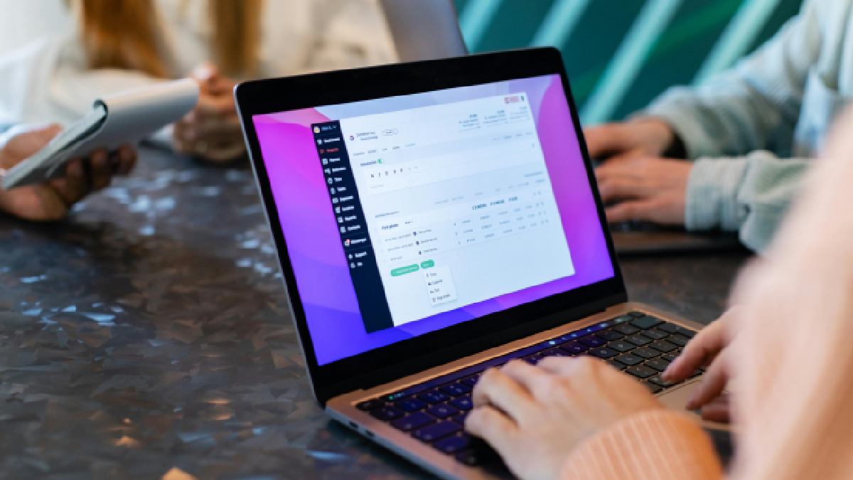 Telas com resolução Full HD e tecnologia IPS oferecem mais conforto visual para quem passa horas estudando ou trabalhando. Foto: Pexels