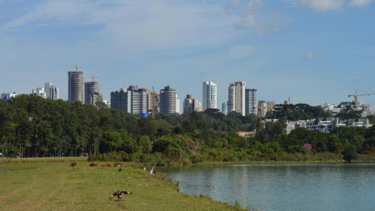 Estruturas culturais e espaços públicos reforçam a importância do lazer acessível nas grandes cidades. Foto: Pexels