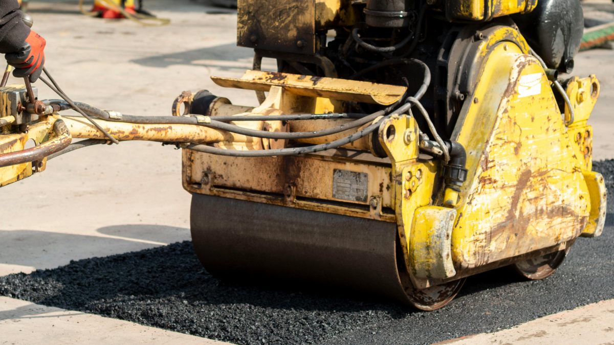 Transformação silenciosa: o asfalto que pisamos todos os dias está prestes a se tornar um forte aliado contra a crise climática. Foto: Pexels