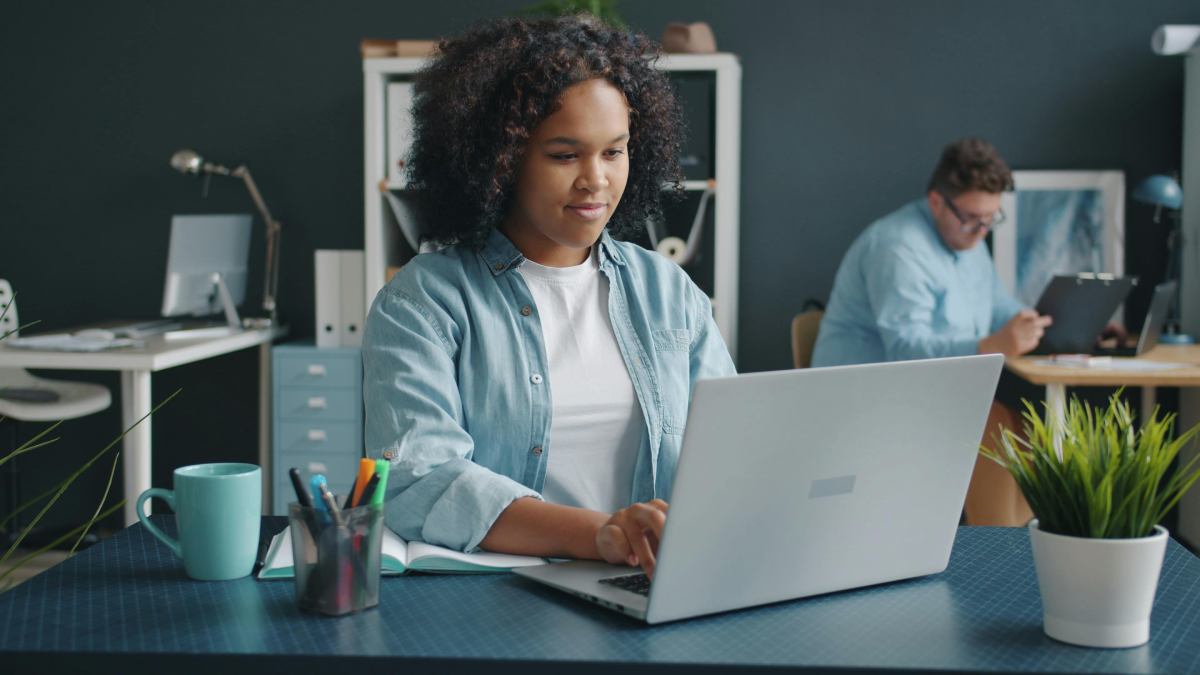 Checar a quantidade de portas USB e conexões disponíveis evita dores de cabeça na hora de conectar mouses e monitores externos. Foto: Pexels