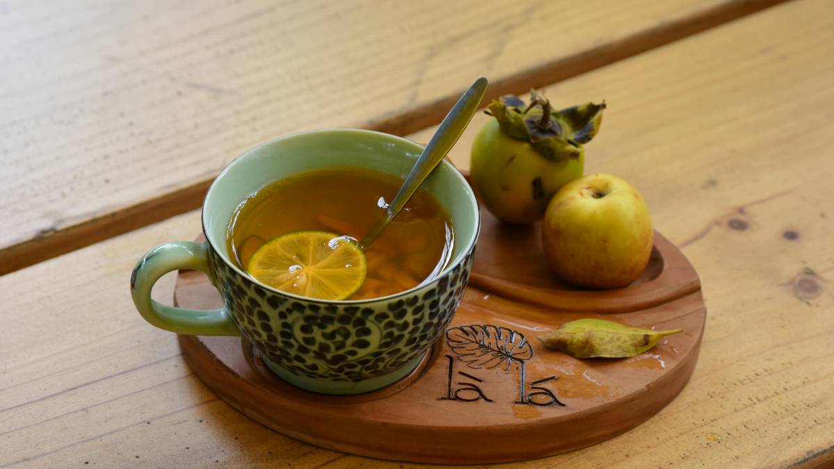 Varie as fontes: Chás, frutas ricas em água (como melancia e melão) e vegetais também contam para o total diário. (Fotos: Pexels)