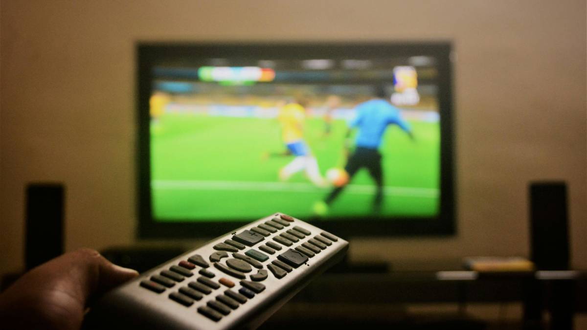 Televisores (Smart TVs): Estão no topo da lista de queimas. Modelos LED e OLED possuem placas extremamente sensíveis a variações de tensão. O conserto pode custar de 40% a 70% do valor de um aparelho novo.