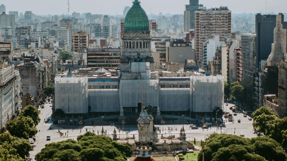 Países como Argentina e Colômbia atraem turistas brasileiros pelo custo mais baixo (Foto: Pexels)